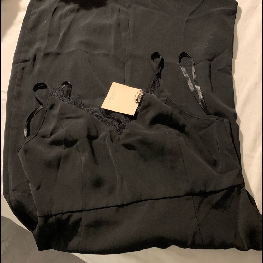 Vestido negro de tirantes de mujer